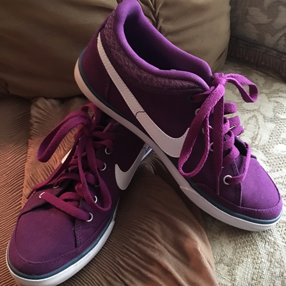 white nike shoes with purple swoosh